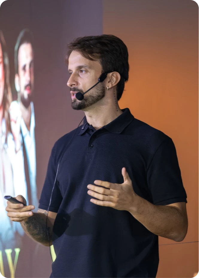 Douglas Gomides palestrando sobre marketing médico como TEDx speaker